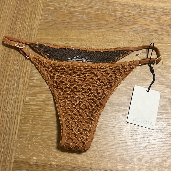 NEW Acacia Newman Crochet Bottom Size M
